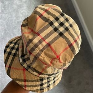 Pre-loved unisex Burberry hat size 6-9 months